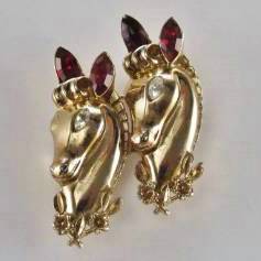 Coro Duette horse heads fur clip gold gilt, 1950`s ca, American
